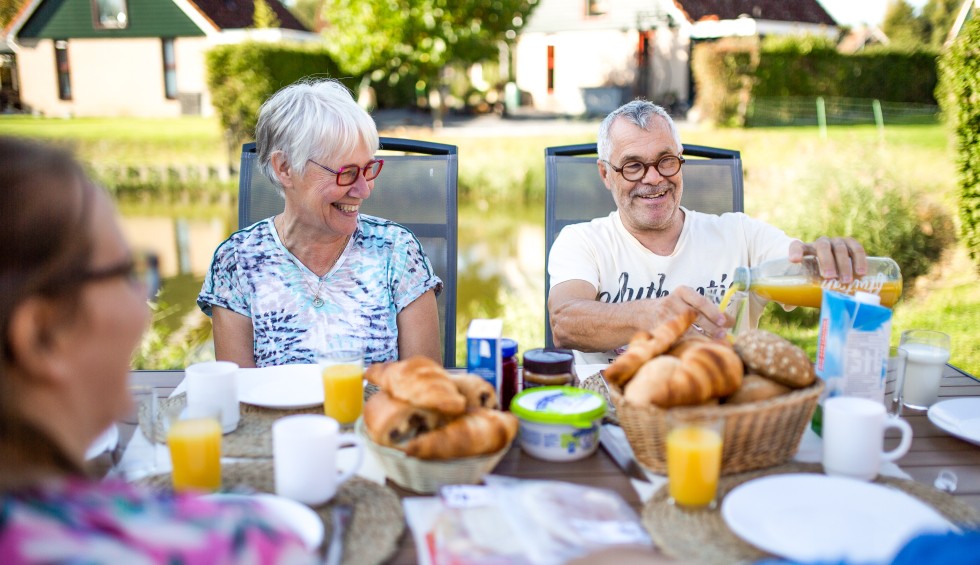 Ouder stel ontbijten