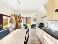 Iris Airco - Eettafel met keuken.jpg