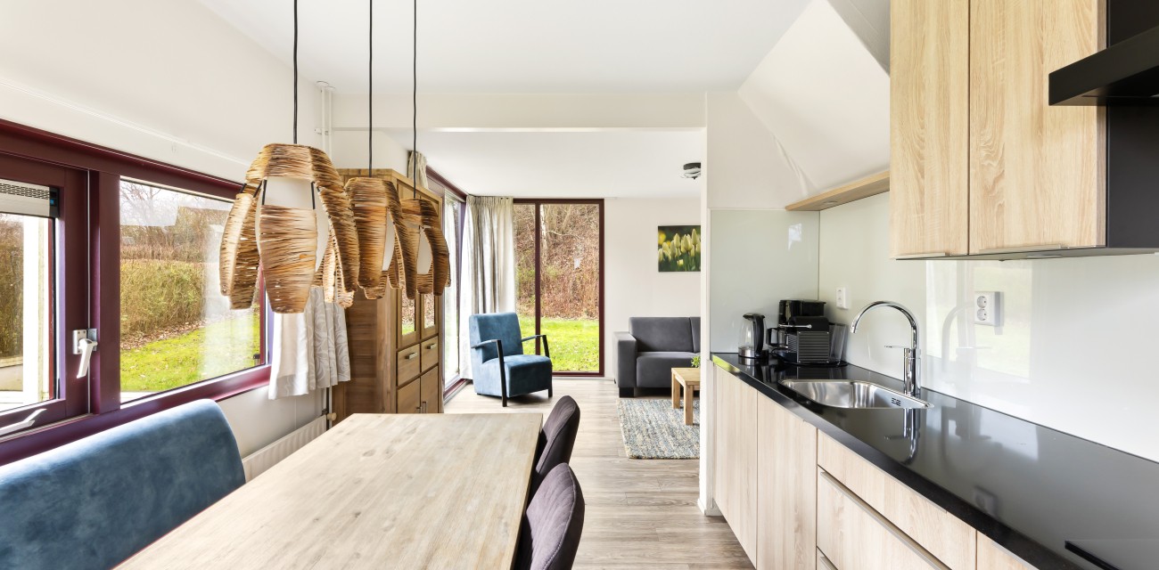 Iris Airco - Eettafel met keuken.jpg
