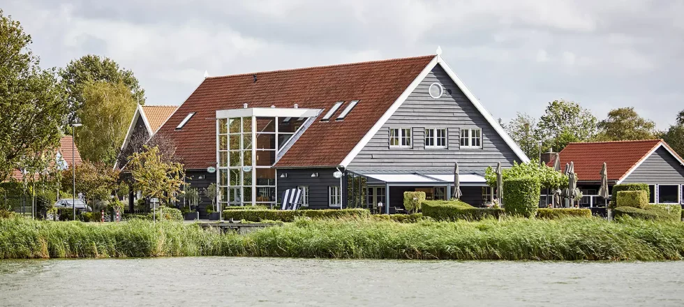 Gebouw aan stelleplas.webp